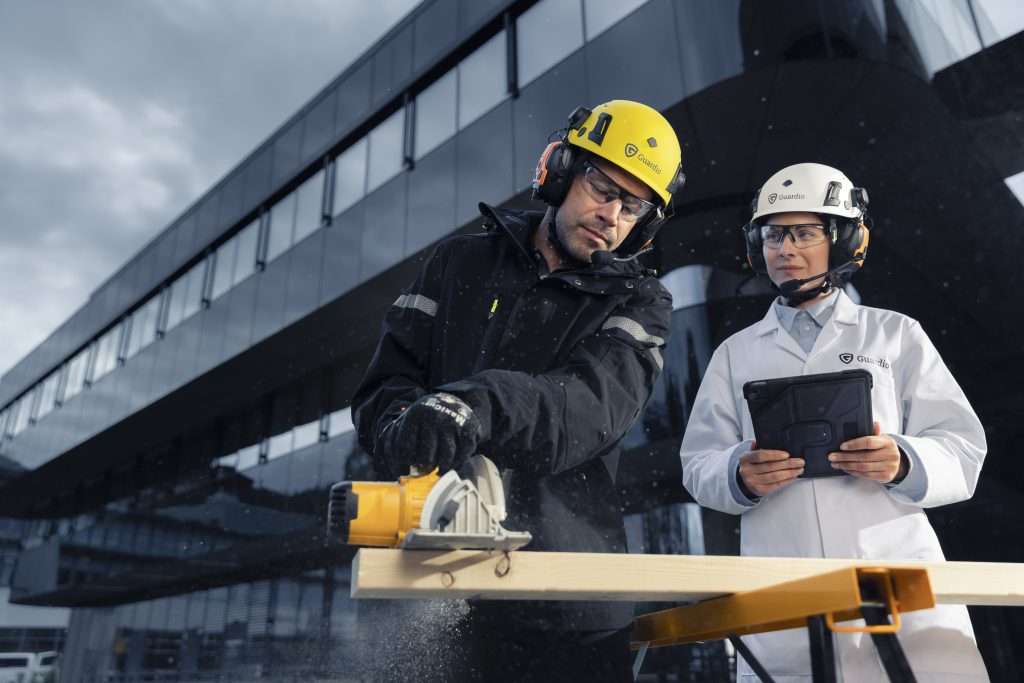 Armet Pro smarter Schutzhelm bei Sägearbeit im Einsatz.