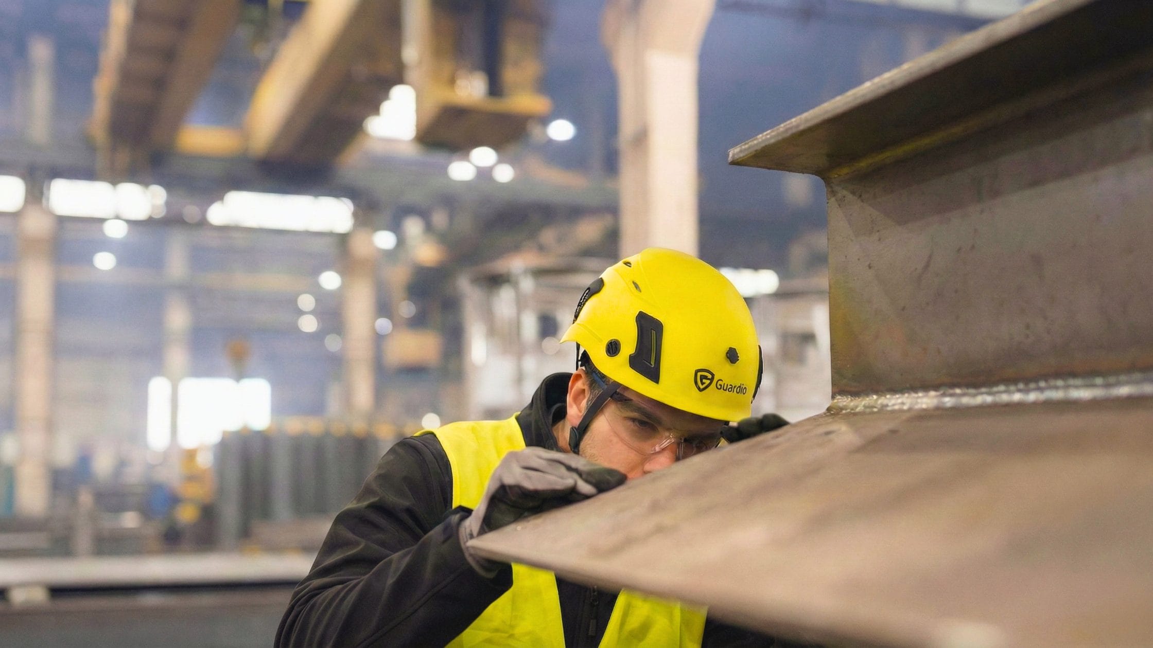 AST-Mitarbeiter prüft Arbeitssicherheit.