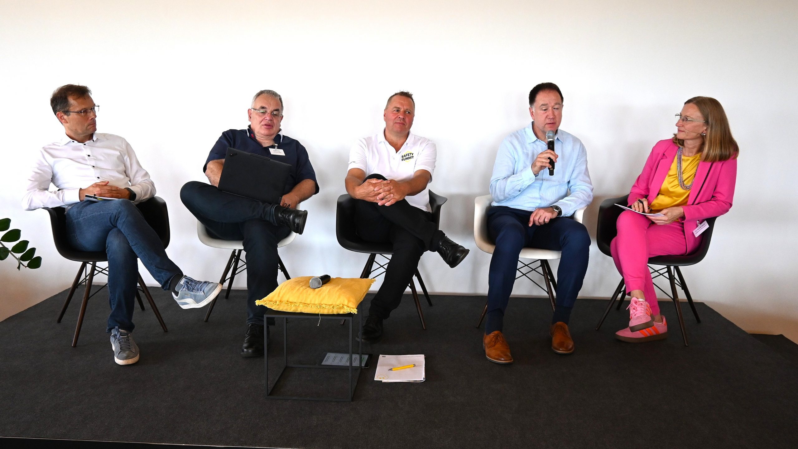 Podiumsdiskussion beim AST Safety Summit 2026 mit Thomas Wilrich, Frank Hotz, Matthias Müller, Ulrich Striegel und Renate Meyer.