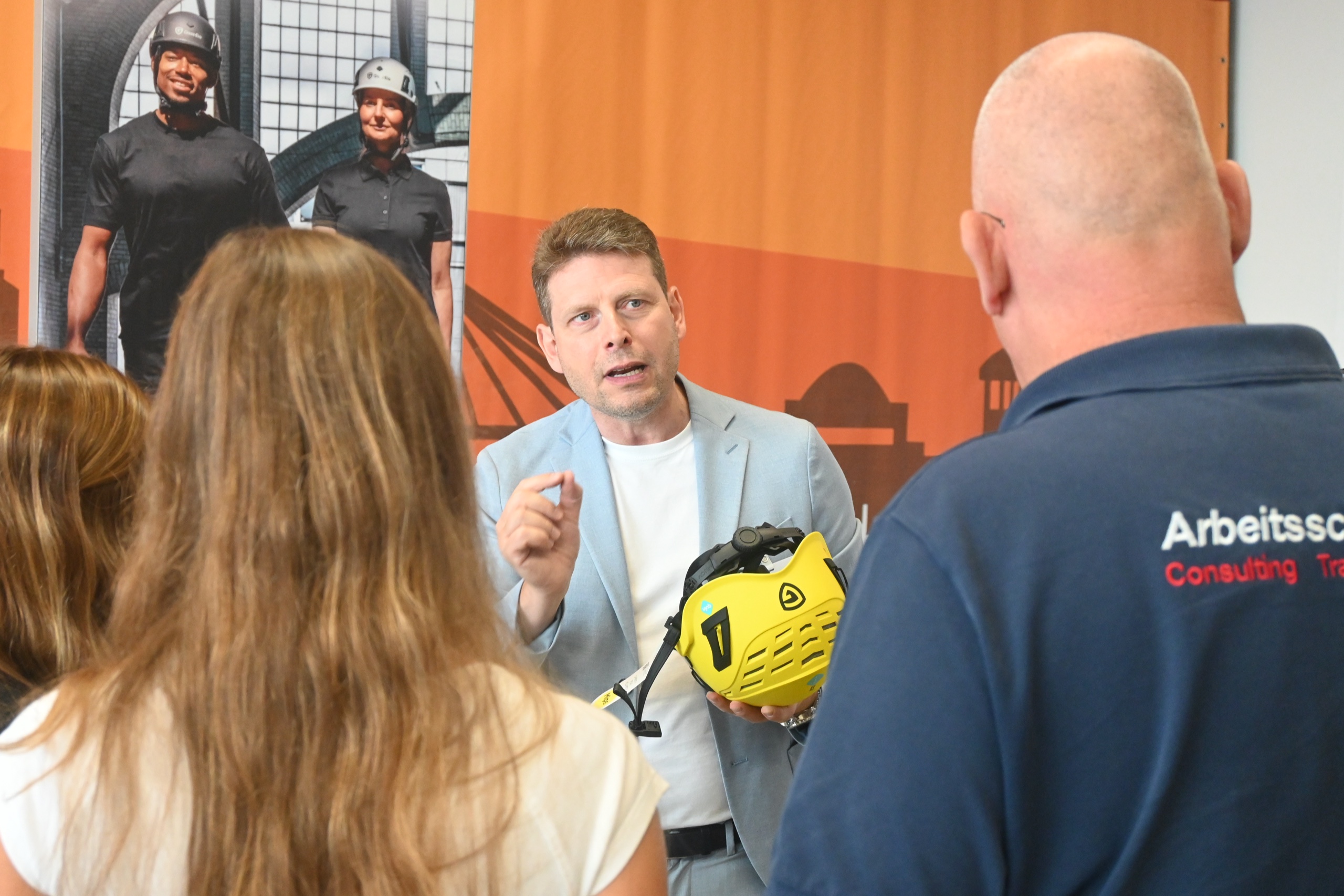 Thomas Grzybowsli erklärt den smarten Arbeitsschutzhelm Guardio Armet Pro Connected beim AST Safety Summit 2026.
