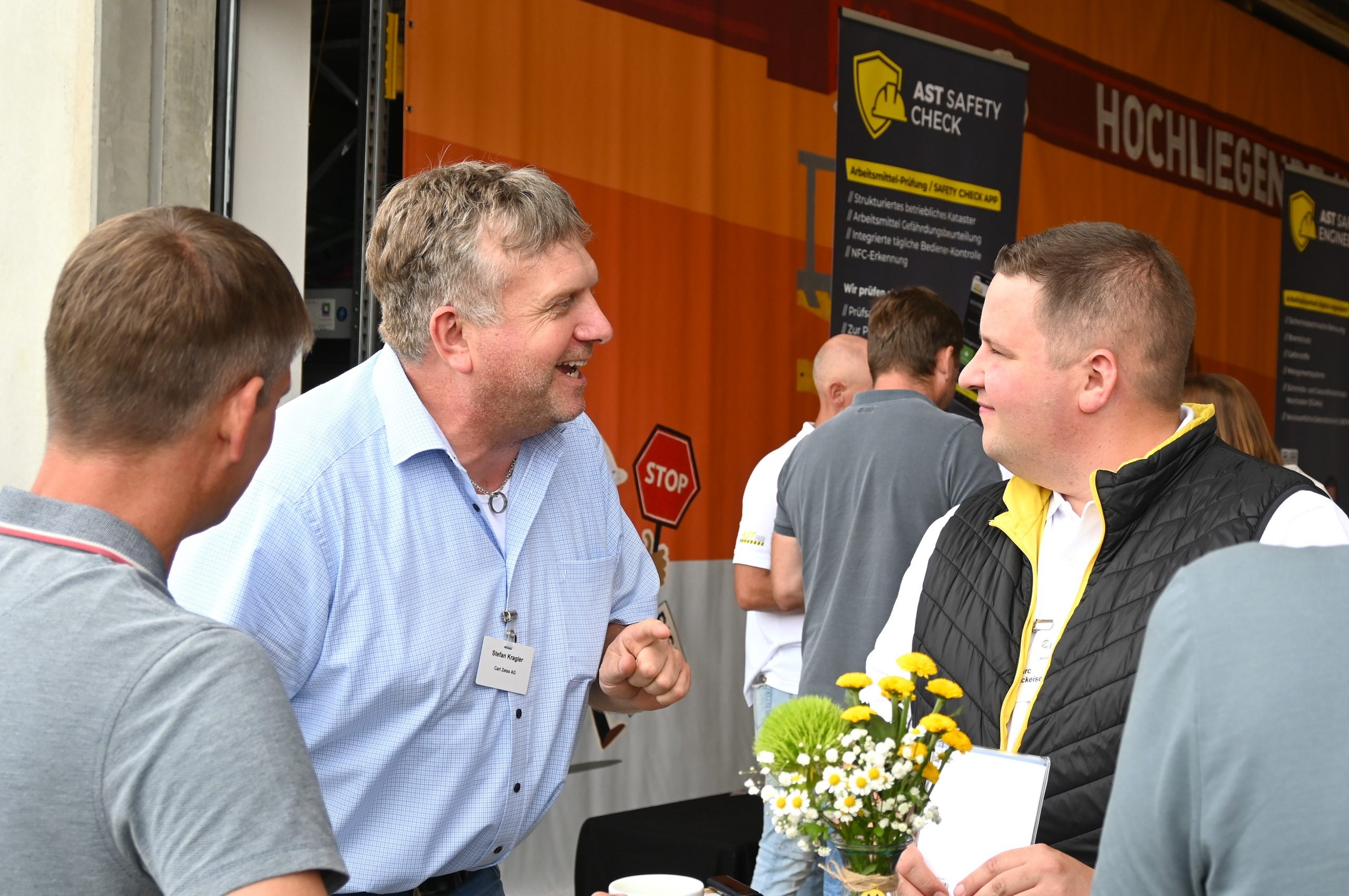 Teilnehmende im Austausch beim AST Safety Summit 2026.